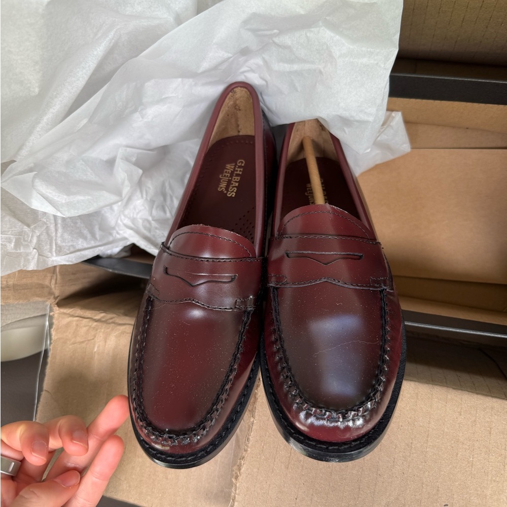 G.H. Bass & Co. Women’s Willa Flat Strap Weejuns Loafer- Burgundy Size 5